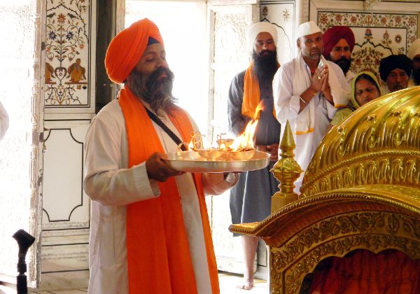 Sikh Clergy Doing Aarti Facing SGGS in Gurdwaras