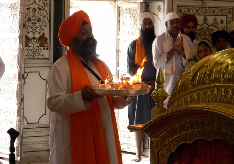 Sikh clergy doing Aarti in Takhat Hazur Sahib